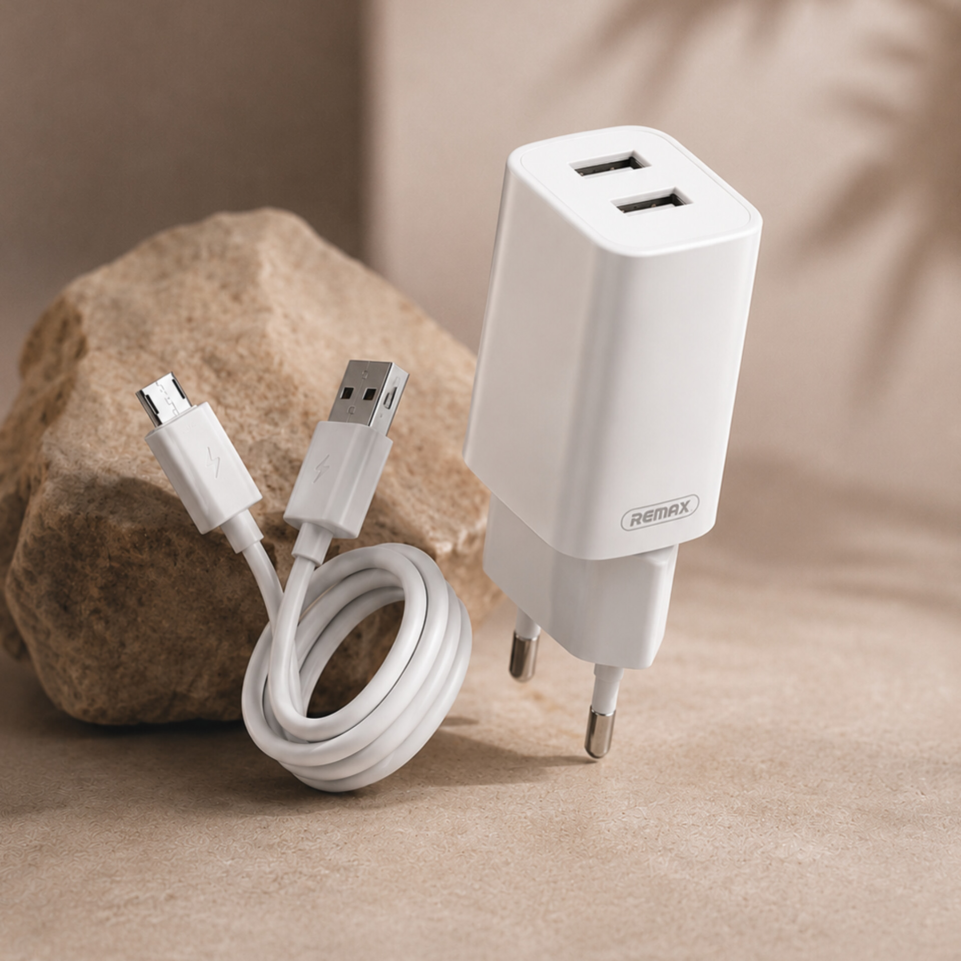 شارژر دیواری ریمکس مدل RP-U35 به همراه کابل micro-usb